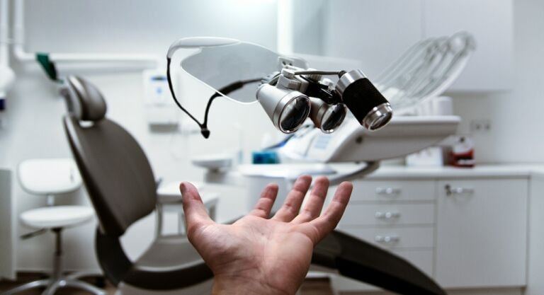 Lupas dentales mejoran la practica odontologica
